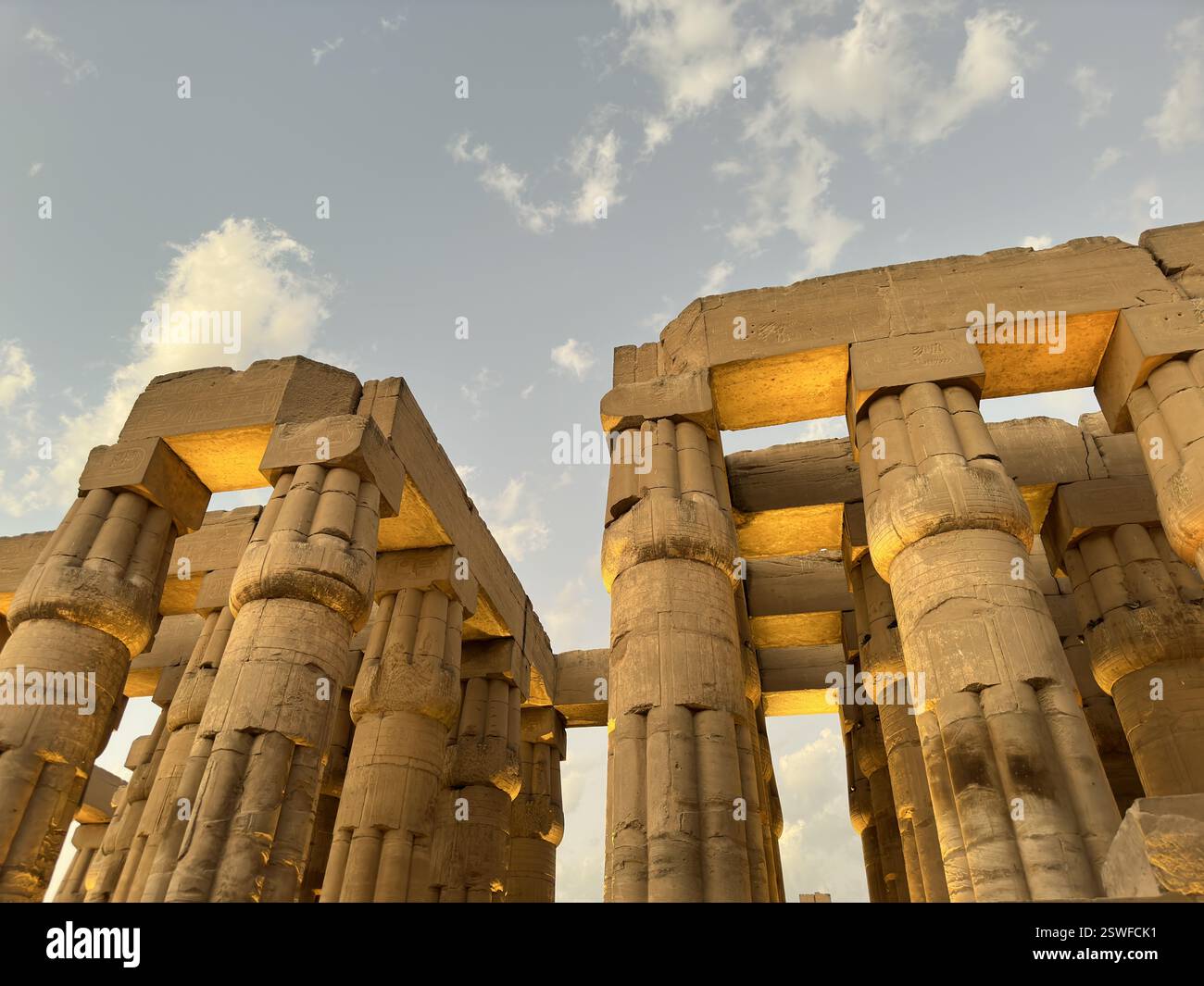 Colonnes de papyrus fermées au temple de Louxor pendant le coucher du soleil, Égypte Banque D'Images