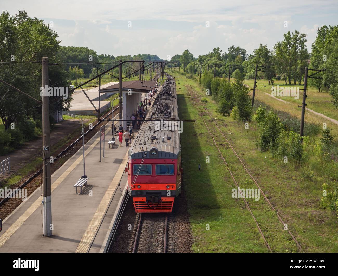Train sur le quai avec la banlieue de Pétersbourg Banque D'Images