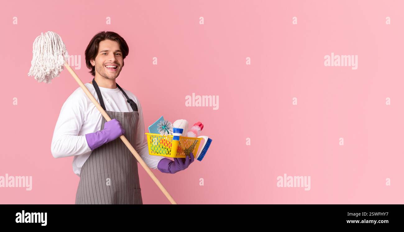 Portrait de Happy Man Holding MOP et seau avec outils de nettoyage Banque D'Images