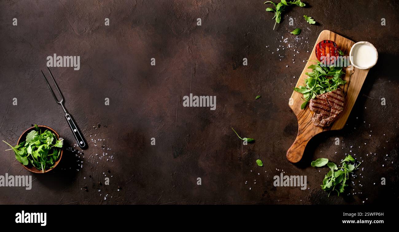 Steak de bœuf grillé servi avec sauce crémeuse, légumes grillés Banque D'Images