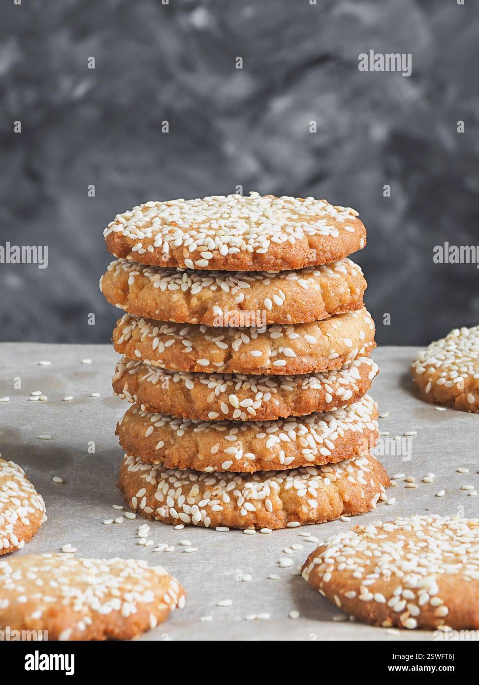 Biscuits Tahini végétaliens maison en pile, gros plan Banque D'Images