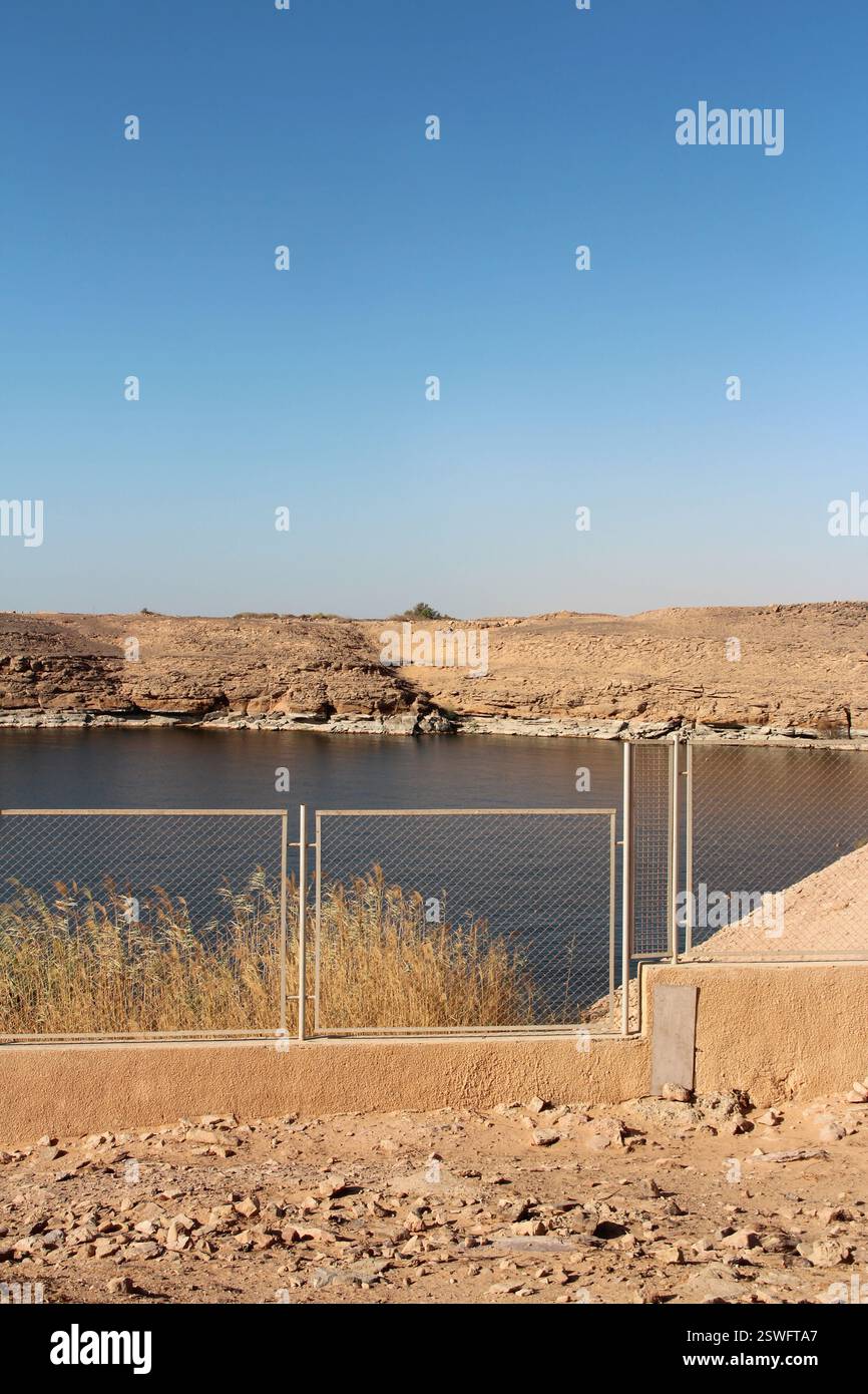 Vue sur le lac Nasser près du Grand Temple d'Abu Simbel par une journée ensoleillée, Egypte Banque D'Images