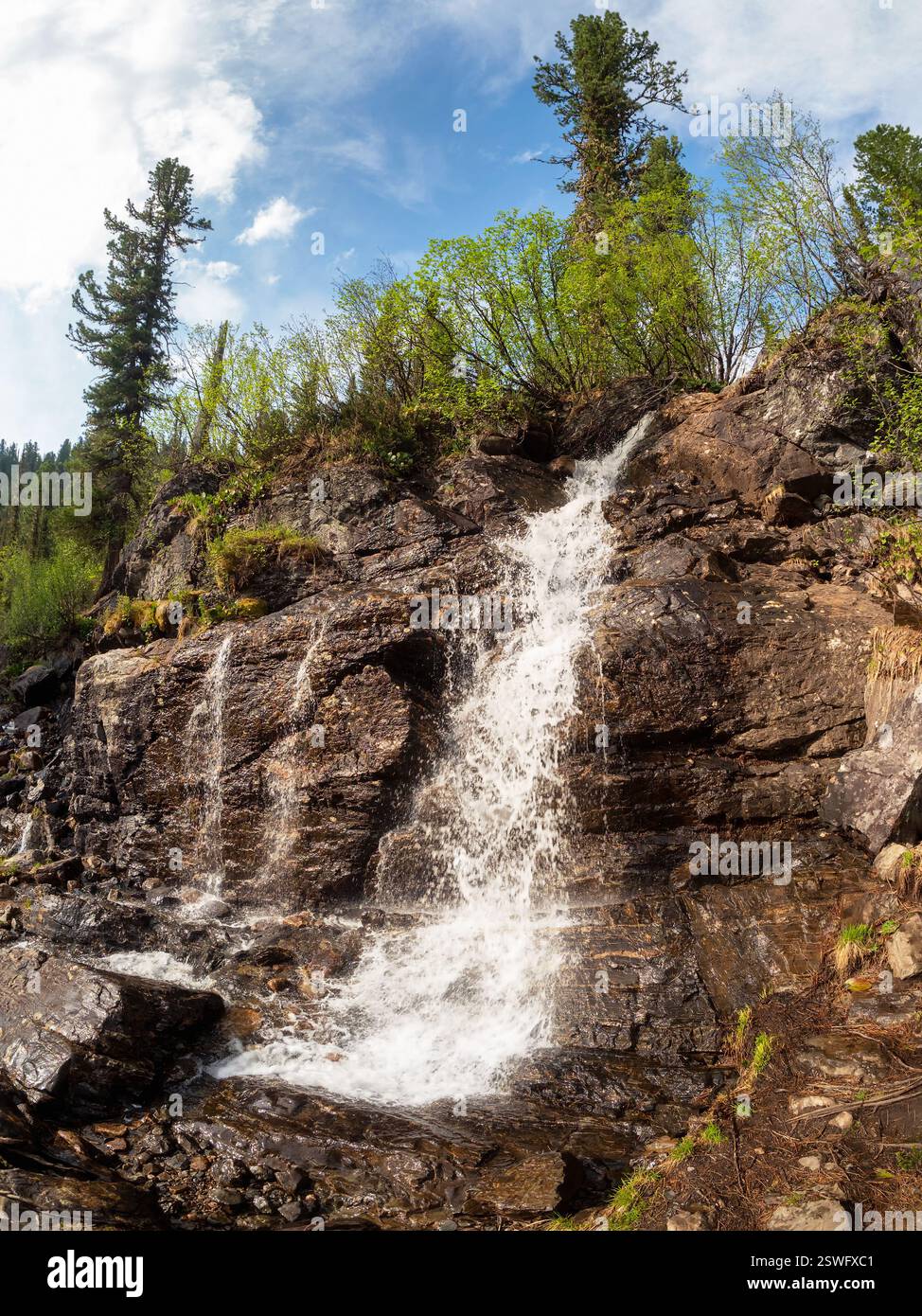 Paysage d'été pittoresque avec grande cascade verticale au sommet de la montagne au soleil dans le parc Ergaki. Russie, Sayans occidentaux. fa élevée Banque D'Images