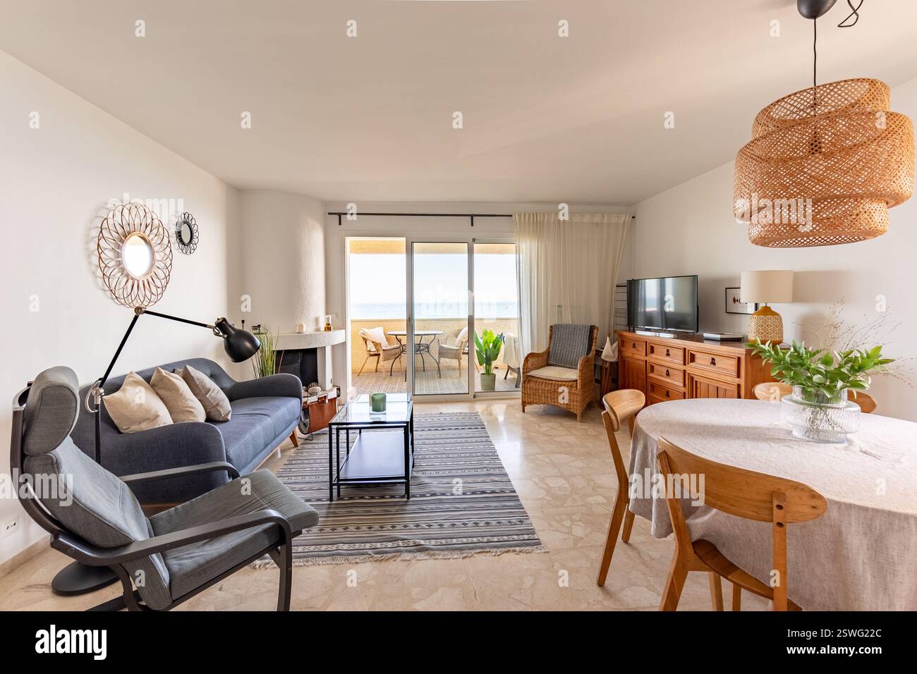 Un espace salon ouvert avec meubles et vue sur la plage dans un appartement à Marbella Banque D'Images