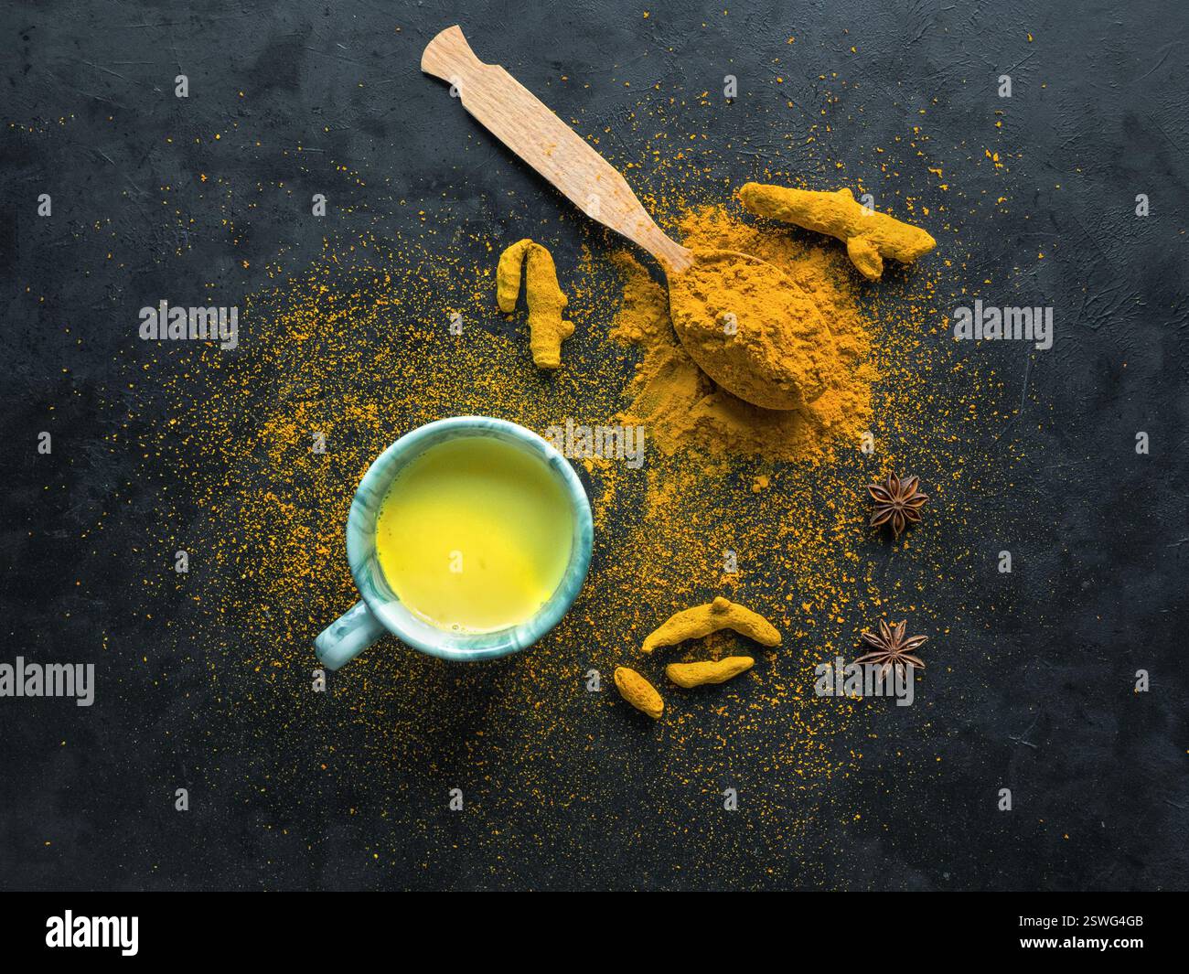 Lait doré, fait avec du curcuma. Un remède contre les virus et de nombreuses maladies Banque D'Images