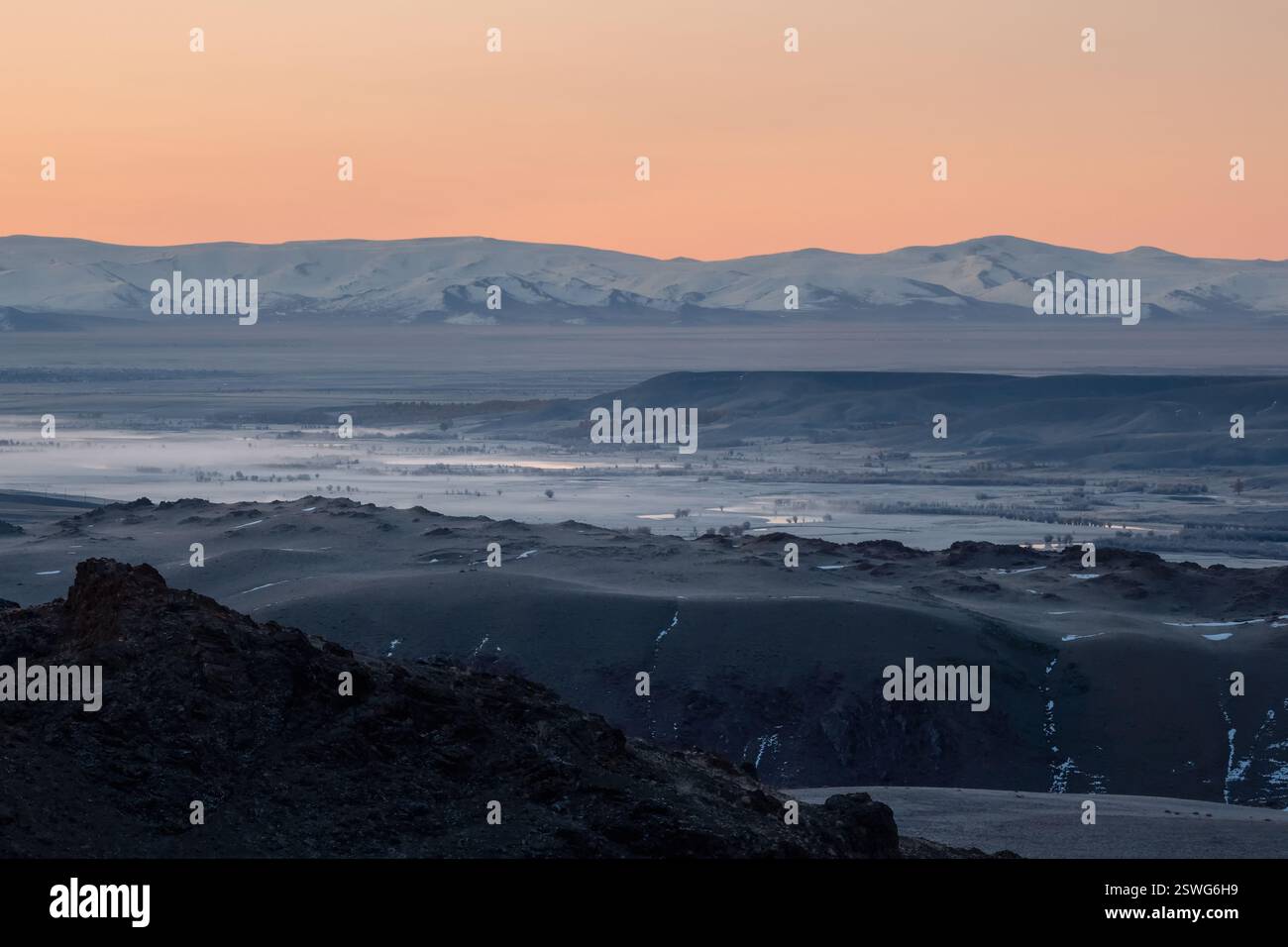 Crépuscule sur les prairies, les contreforts et les montagnes rocheuses. Steppe matinale Banque D'Images