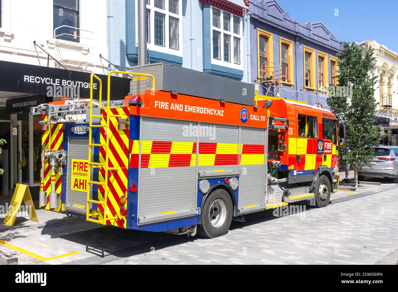 Moteur d'incendie et d'urgence (NZ) stationné à George Street, Dunedin Central, Dunedin (Ōtepoti), région d'Otago, Île du Sud, nouvelle-Zélande Banque D'Images Moteur d'incendie et d'urgence (NZ) stationné à George Street, Dunedin Central, Dunedin (Ōtepoti), région d'Otago, Île du Sud, nouvelle-Zélande Banque D'Images