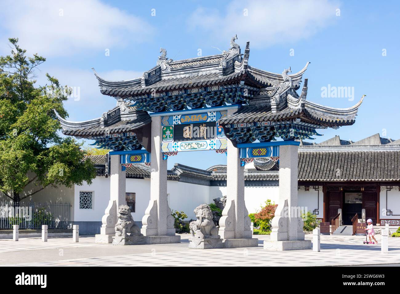 Paifang Gateway à l'entrée du jardin chinois Dunedin (LAN Yuan), Queens Gardens, Dunedin Central, Dunedin (Ōtepoti), Otago, île du Sud, Nouvelle-Zélande Banque D'Images