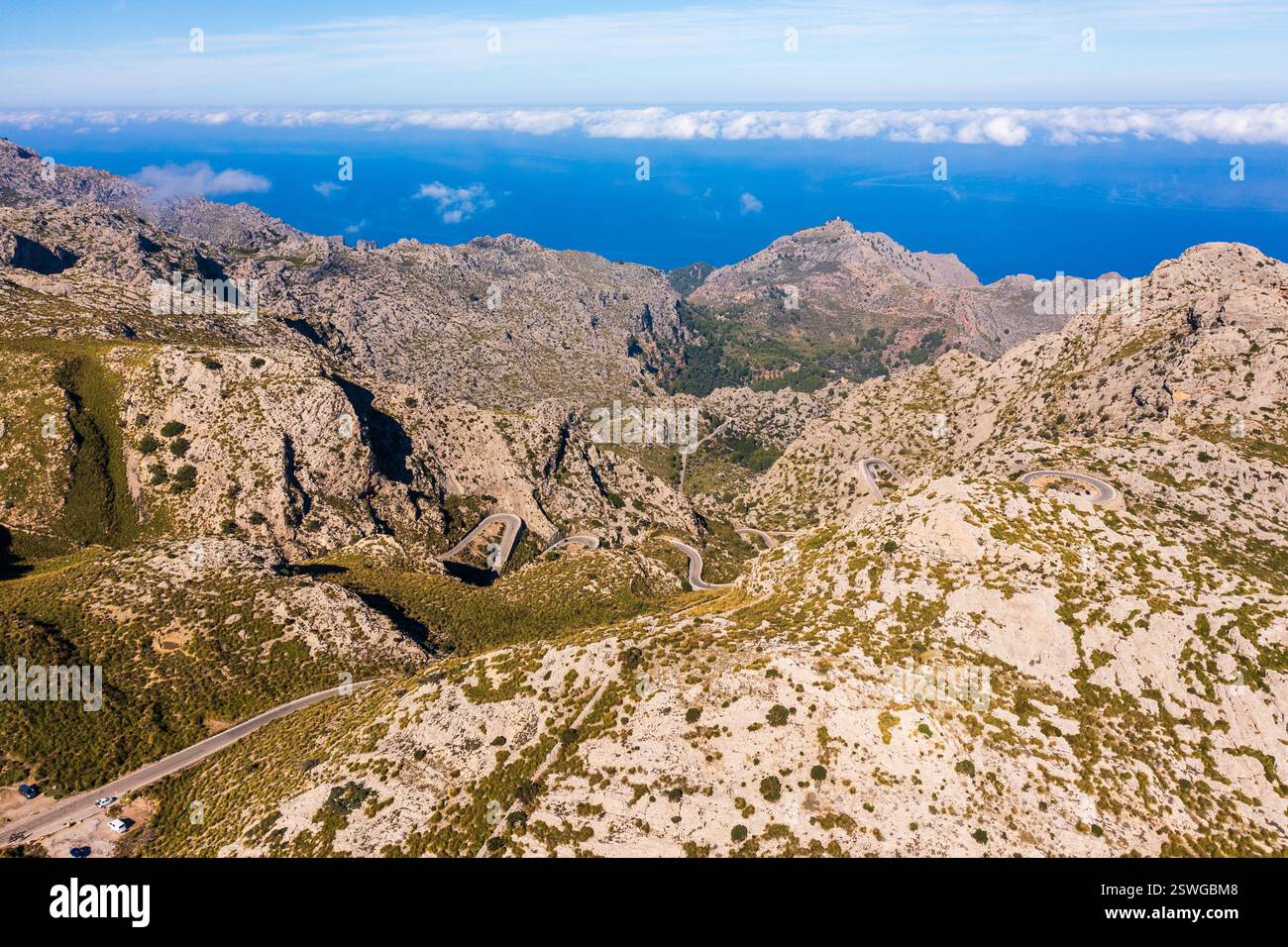 Vue aérienne spectaculaire célèbre sa Calobra route à travers Mallorcas montagnes accidentées Tramuntana. Col de montagne sinueux avec des virages serrés, sce à couper le souffle Banque D'Images