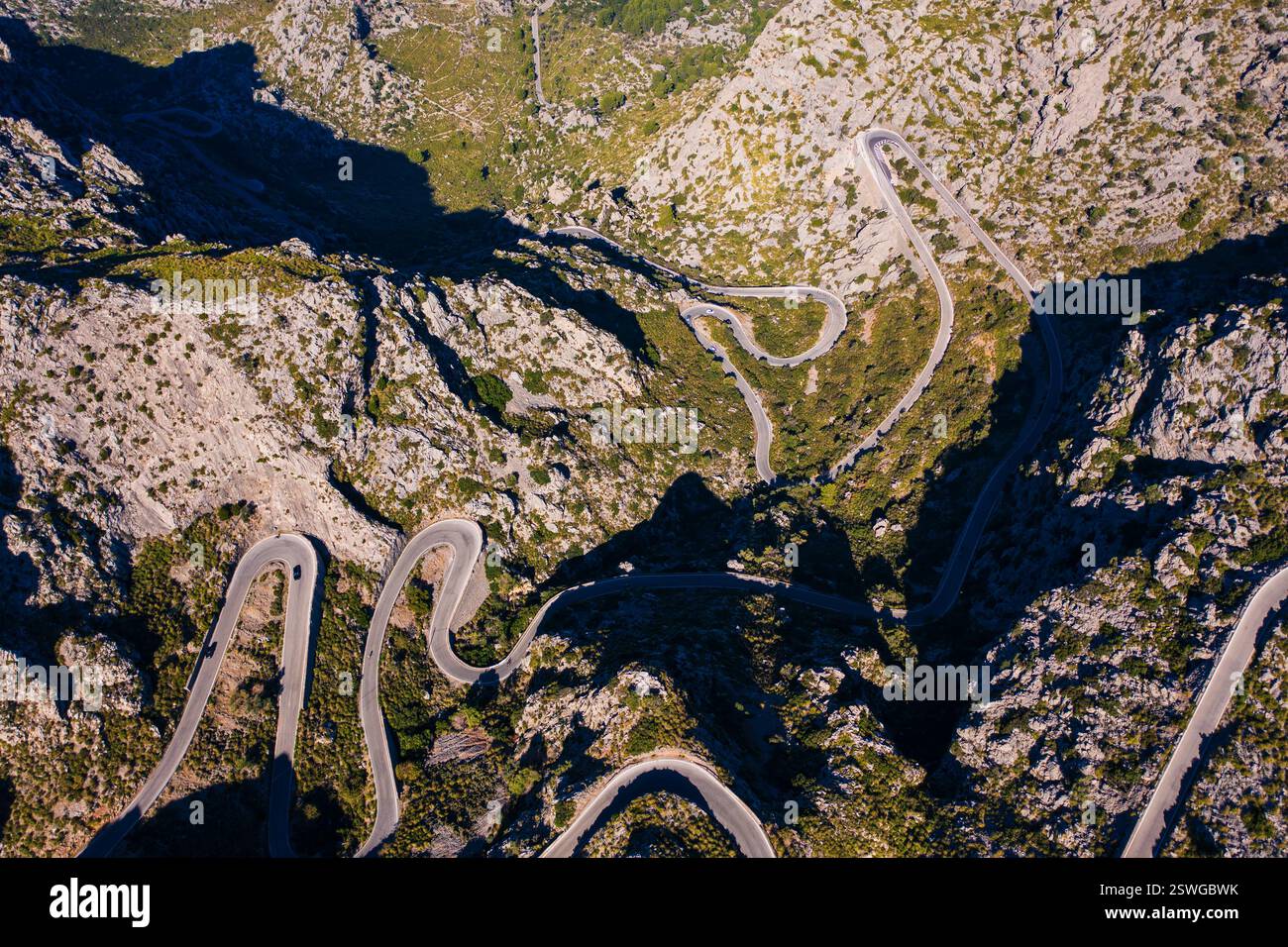 Vue aérienne spectaculaire célèbre sa Calobra route à travers Mallorcas montagnes accidentées Tramuntana. Col de montagne sinueux avec des virages serrés, sce à couper le souffle Banque D'Images