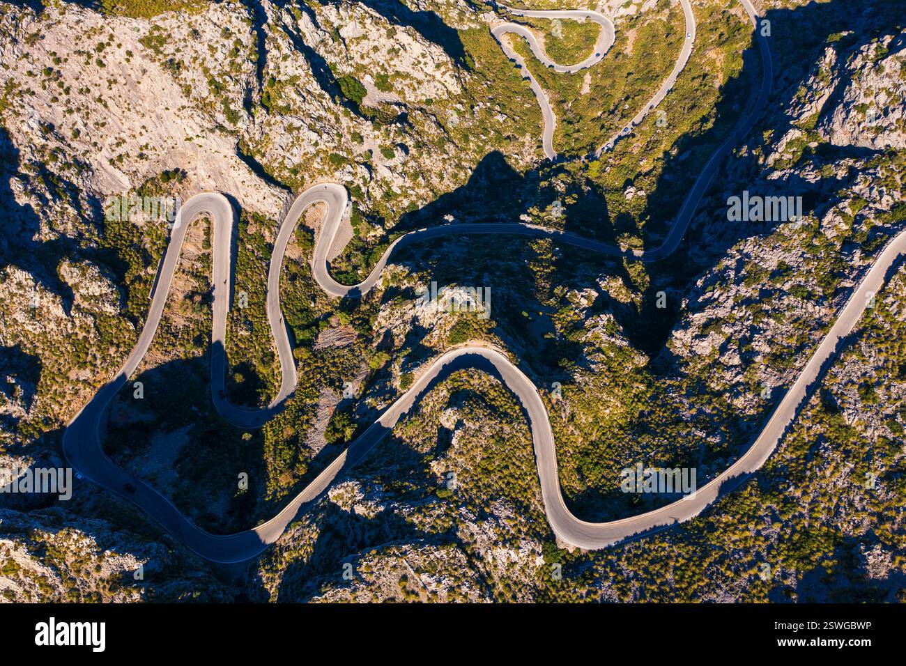 Vue aérienne spectaculaire célèbre sa Calobra route à travers Mallorcas montagnes accidentées Tramuntana. Col de montagne sinueux avec des virages serrés, sce à couper le souffle Banque D'Images