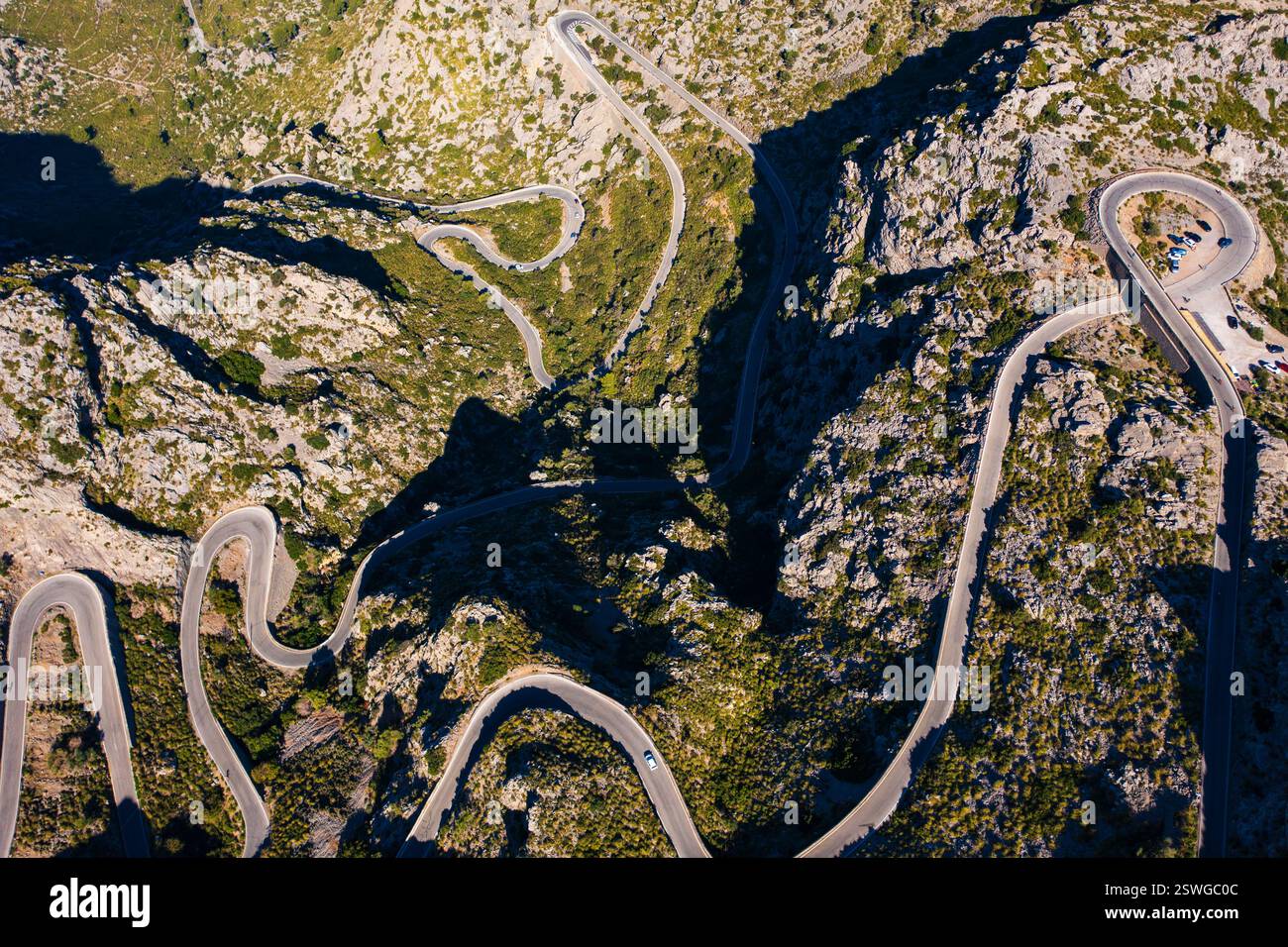 Vue aérienne spectaculaire célèbre sa Calobra route à travers Mallorcas montagnes accidentées Tramuntana. Col de montagne sinueux avec des virages serrés, sce à couper le souffle Banque D'Images