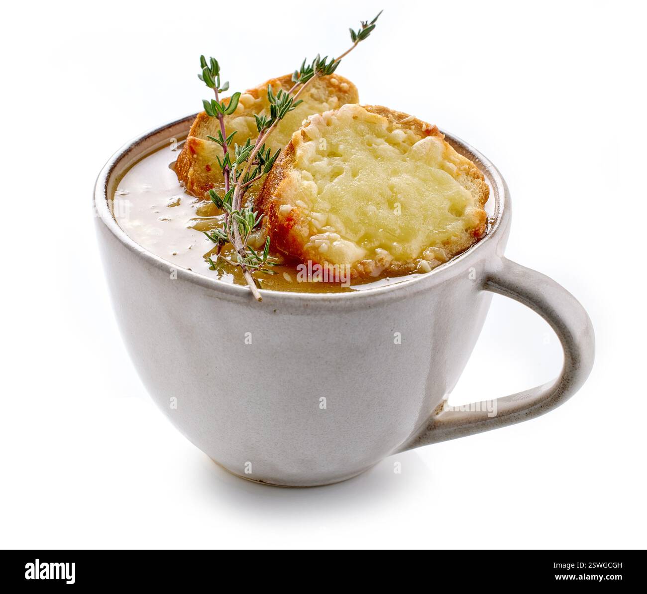 bol de soupe à l'oignon français avec des toasts au fromage et du thym isolé sur fond blanc Banque D'Images