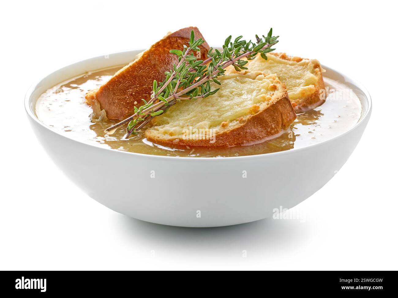 bol de soupe à l'oignon français avec des toasts au fromage et du thym isolé sur fond blanc Banque D'Images