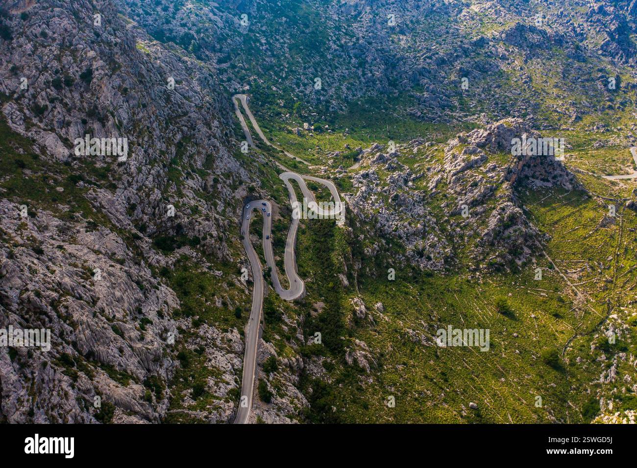 Superbe photo aérienne de la route emblématique de sa Calobra qui serpente à travers les montagnes de Tramuntana à Majorque. Col de montagne serpentin, avec des courbes pointues- destin haut Banque D'Images
