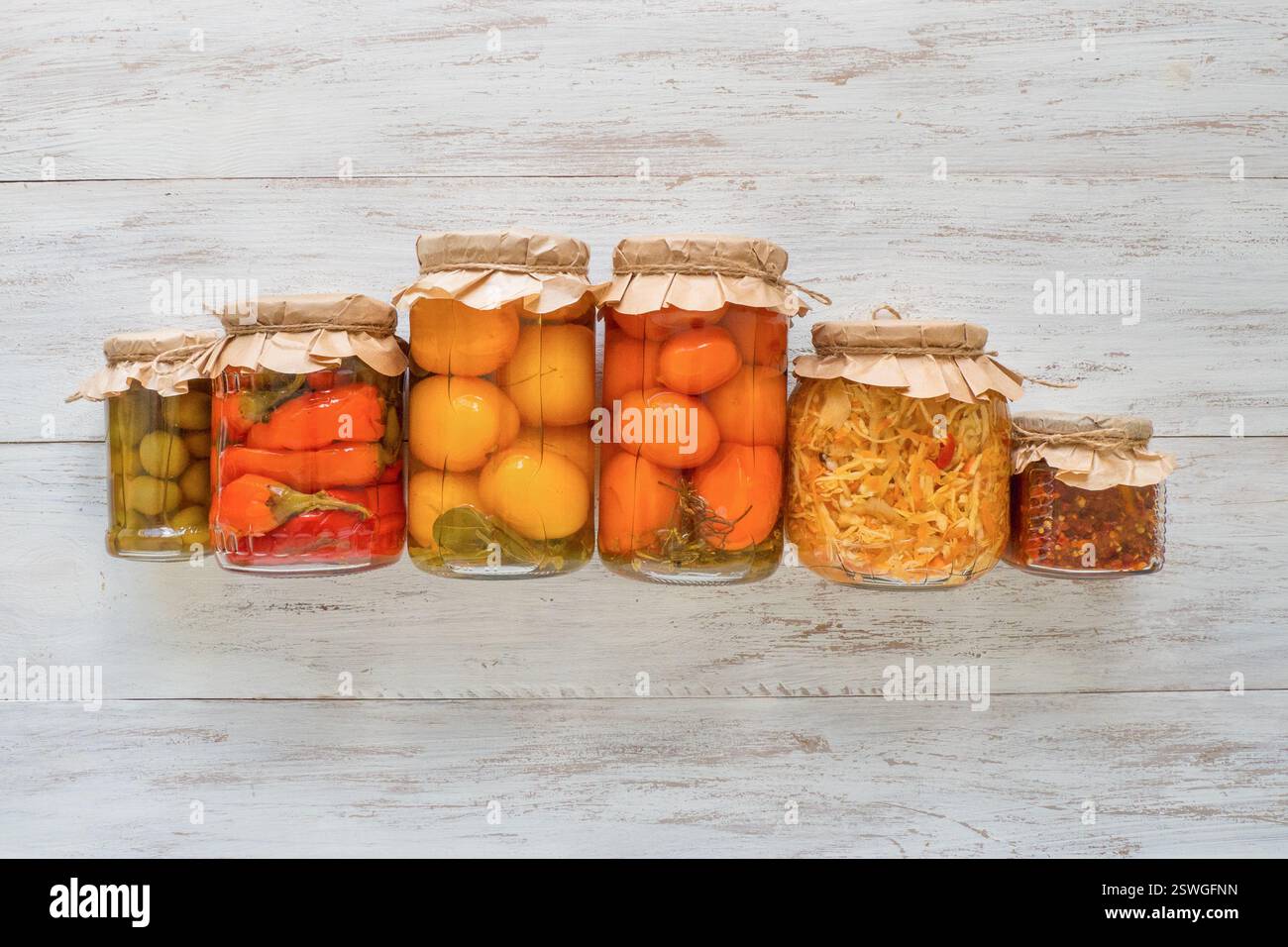 Pots de conservation de variétés de cornichons marinés. Nourriture fermentée maison Banque D'Images
