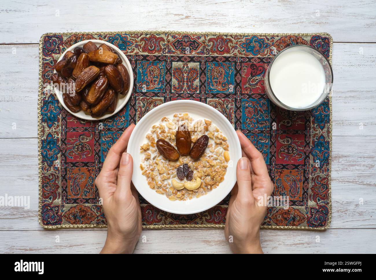 Granola avec dattes. Muesli arabe avec dates. Nourriture du Ramadan. Banque D'Images