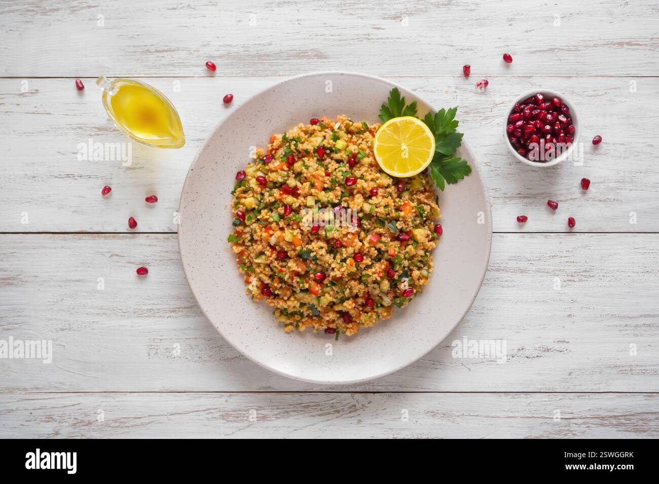 Nourriture du Ramadan. Salade avec couscous et grenade. Banque D'Images