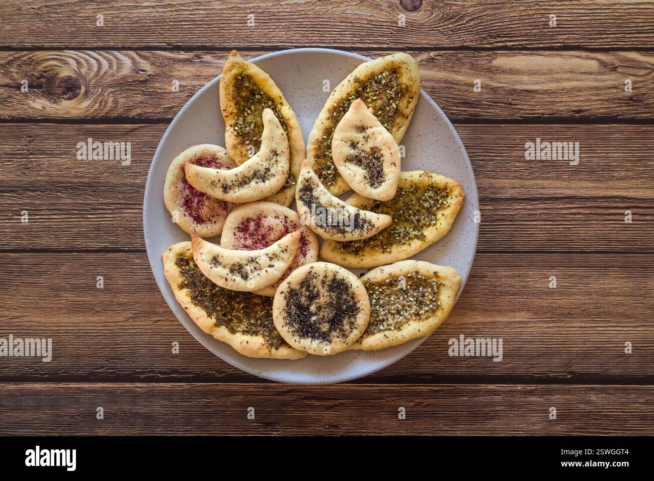 Gâteaux de maïs aux épices. Tortillas de blé aux herbes et aux épices. Gâteau fait maison. Cuisine arabe. Banque D'Images