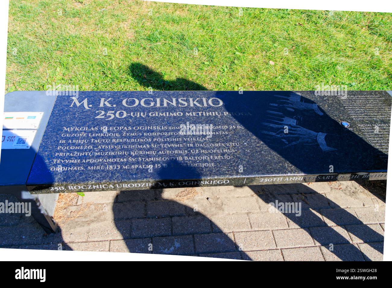 Vilnius. Banc musical d'Oginsky - il suffit d'appuyer sur le bouton, comme le banc jouera des polonaises du célèbre compositeur Mikhail Kleofas Oginsky. Banque D'Images