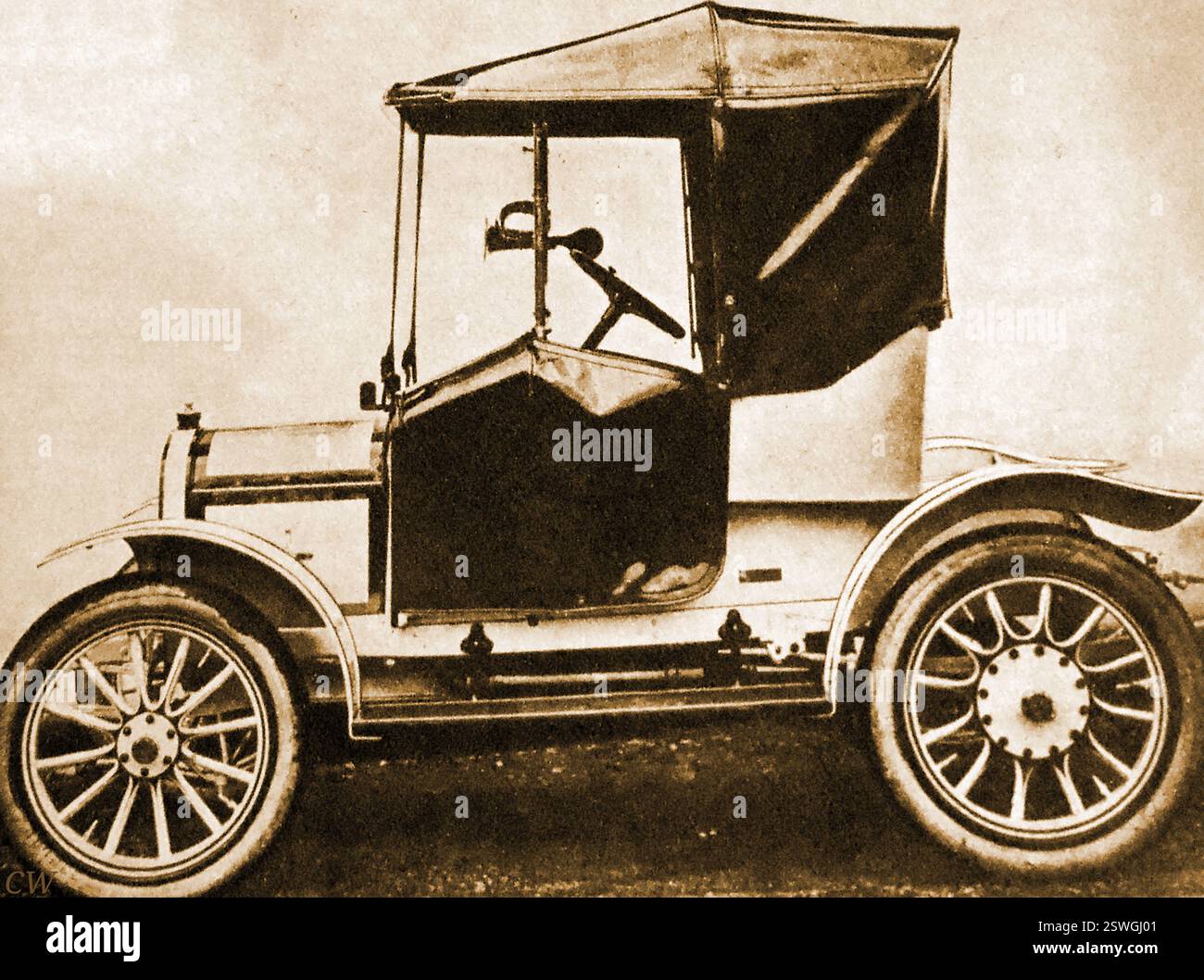 1910 - la première voiture monocylindre Austin Seven avec roues à bandage et rideaux latéraux étanches. Connue sous le nom d'Austin 7 hp et Baby Austin, elle a été construite à l'origine par Swift de Coventry. Le plus grand modèle à 4 cylindres a été vendu avec succès dans le monde entier et a ensuite été copié par BMW sous le nom de BMW Dixi. Banque D'Images
