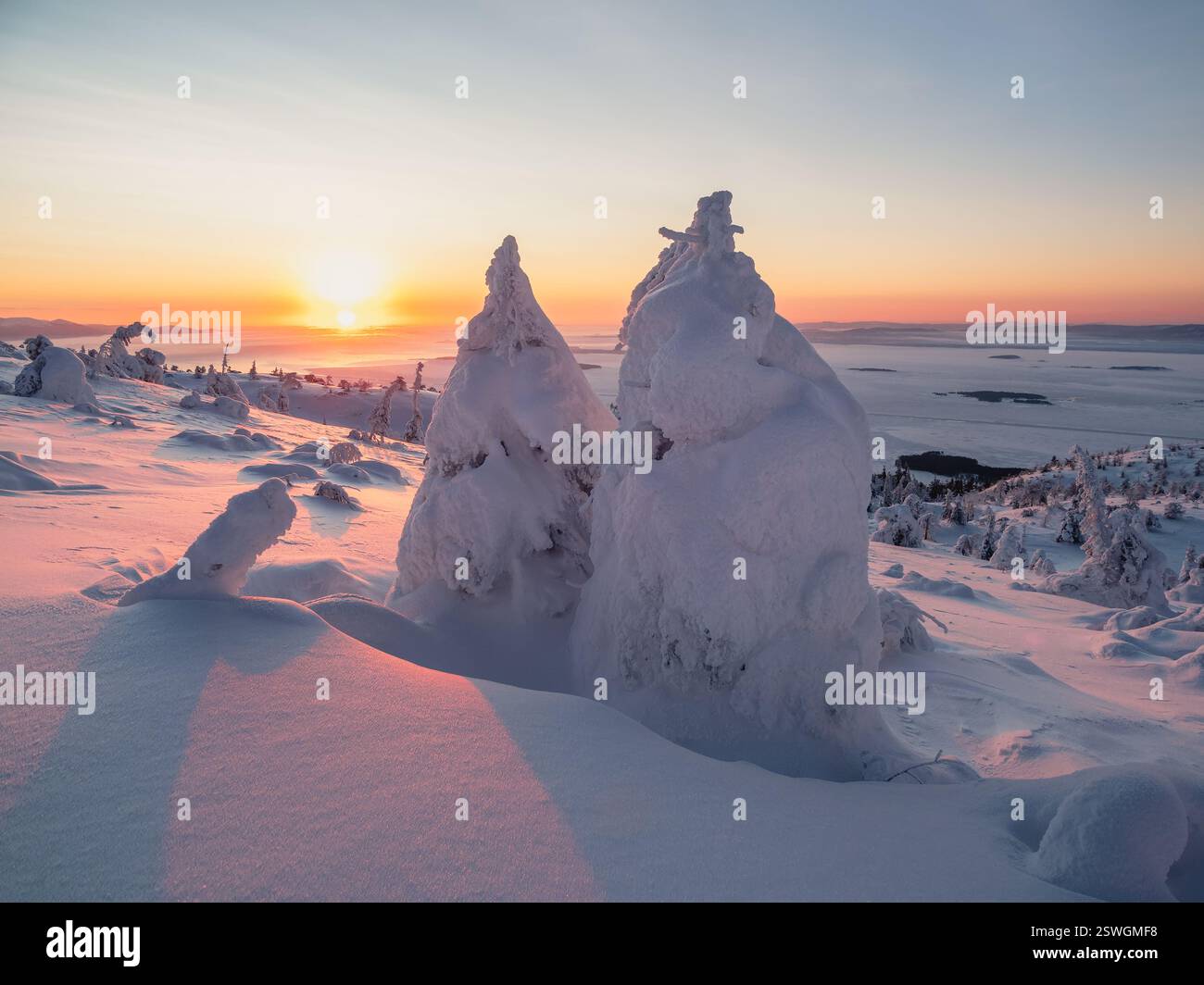 Le soleil se lève. Matin avant l'aube sur une pente d'hiver. Magnifique coucher de soleil arctique. Ciel coloré pittoresque à l'aube. Vue aérienne de Sunri Banque D'Images