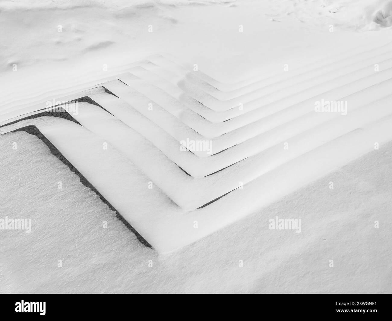 Motifs monochromes enneigés. L'escalier est en zigzag avec des déneiges. Fond d'hiver graphique abstrait. Banque D'Images
