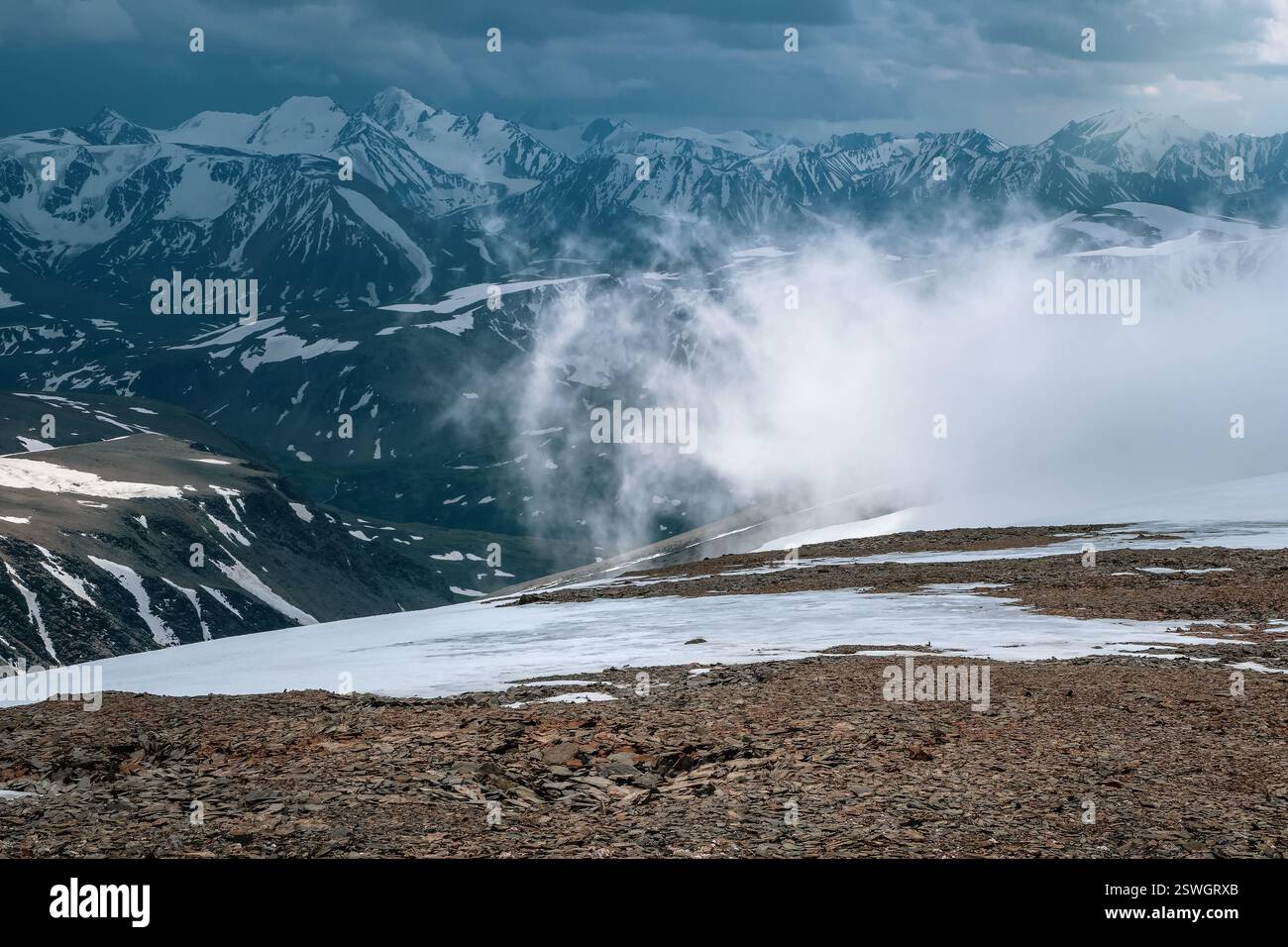 Nuages bas, temps changeant dans les montagnes. Montagnes majestueuses, fond de nature alpine rude. Nature minimaliste backgroun Banque D'Images