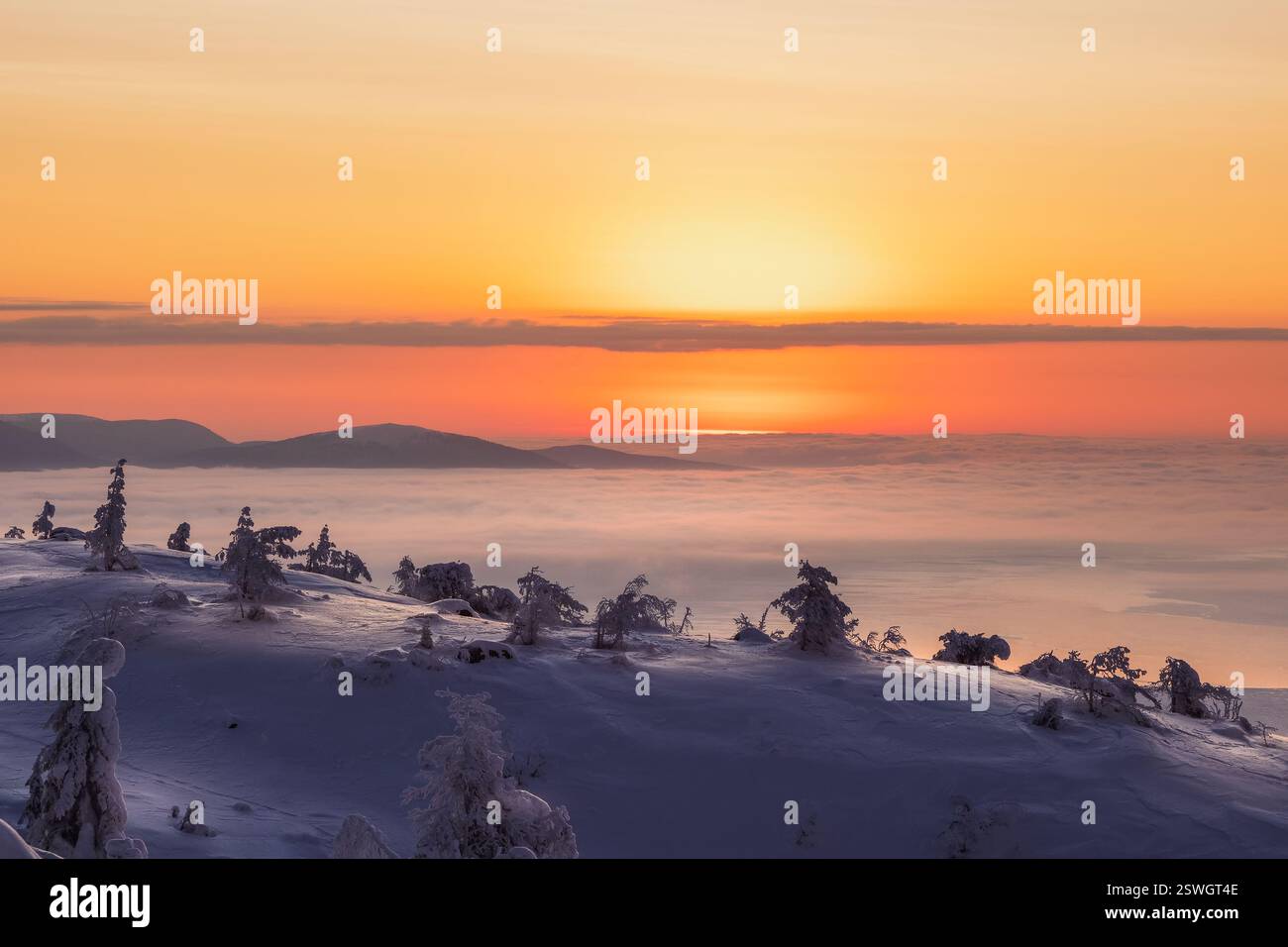 Le soleil se lève. Matin avant l'aube sur une pente d'hiver. Magnifique coucher de soleil arctique. Ciel coloré pittoresque à l'aube. Vue aérienne de Sunri Banque D'Images