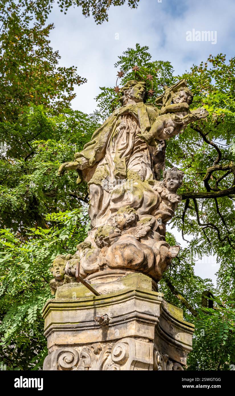 Statue en pierre de saint Jean de Nepomuk tchèque à Vaclavske namesti, près du musée archidiocésain, à Olomouc, région de Moravie, Tchéquie Banque D'Images