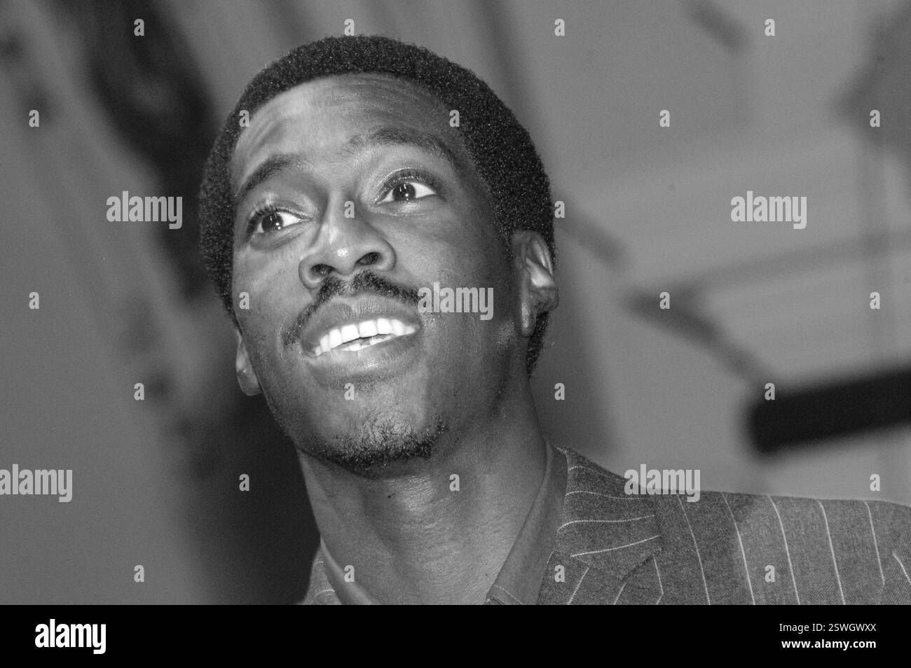 CHRISTIAN MALCOLM, ATHLÈTE, 2002 : L'athlète gallois Christian Malcolm aux Welsh Awards à Cardiff le 29 novembre 2002. Photo : Rob Watkins. INFO : Christian Malcolm est un sprinter gallois à la retraite connu pour ses réalisations dans le 200 mètres. Né en 1979, il a participé à plusieurs Jeux olympiques et championnats du monde, remportant des médailles et des distinctions. Après sa retraite, Malcolm est passé à l'entraînement, contribuant de manière significative à l'athlétisme britannique. Banque D'Images