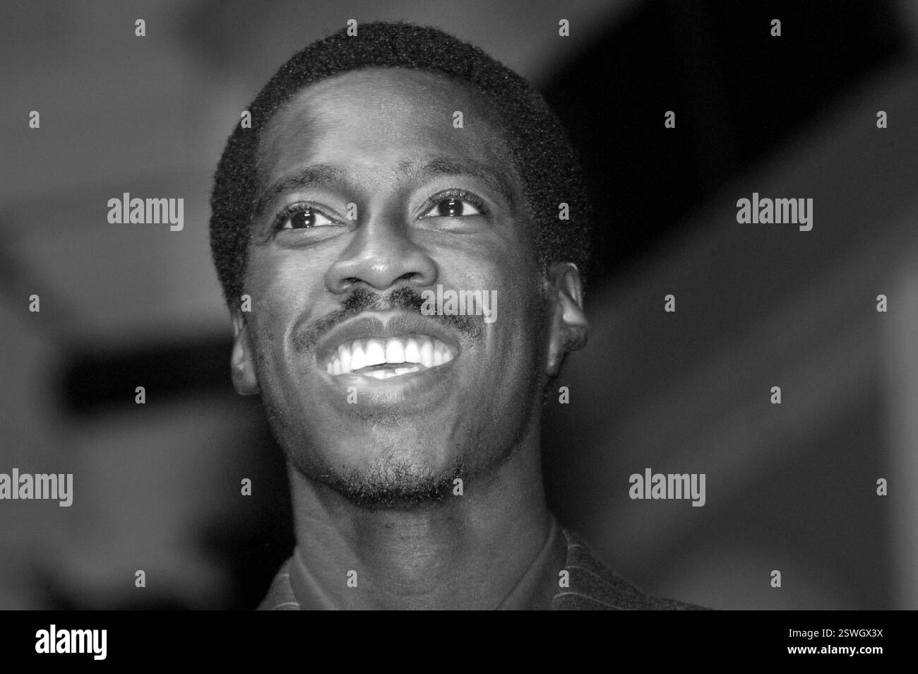 CHRISTIAN MALCOLM, ATHLÈTE, 2002 : L'athlète gallois Christian Malcolm aux Welsh Awards à Cardiff le 29 novembre 2002. Photo : Rob Watkins. INFO : Christian Malcolm est un sprinter gallois à la retraite connu pour ses réalisations dans le 200 mètres. Né en 1979, il a participé à plusieurs Jeux olympiques et championnats du monde, remportant des médailles et des distinctions. Après sa retraite, Malcolm est passé à l'entraînement, contribuant de manière significative à l'athlétisme britannique. Banque D'Images