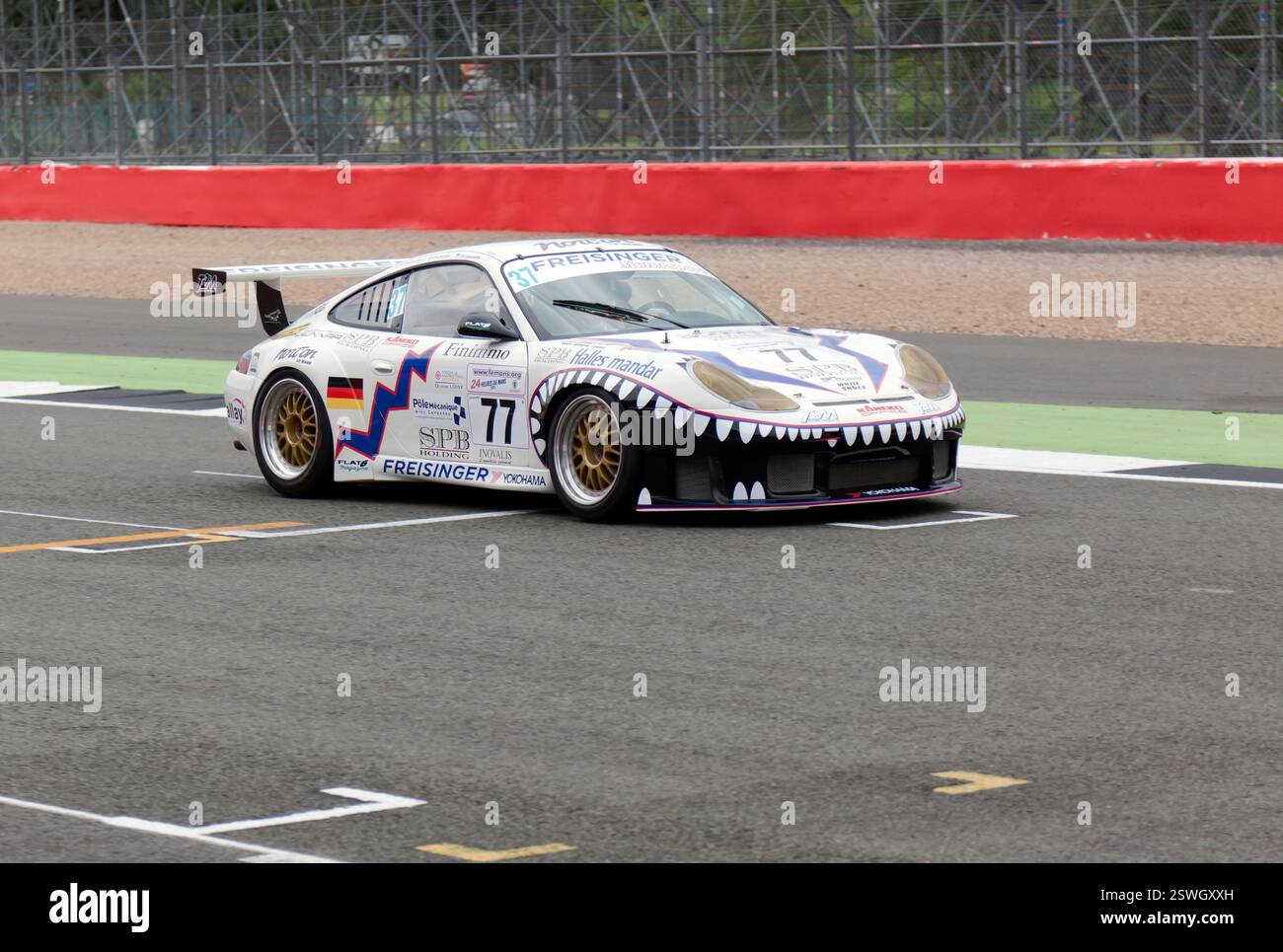 John Clonis au volant d'une Porsche 996 GT3 RS blanche, 2001, lors de la démonstration des légendes de l'Endurance des années 90 au Silverstone Classic 2016 Banque D'Images