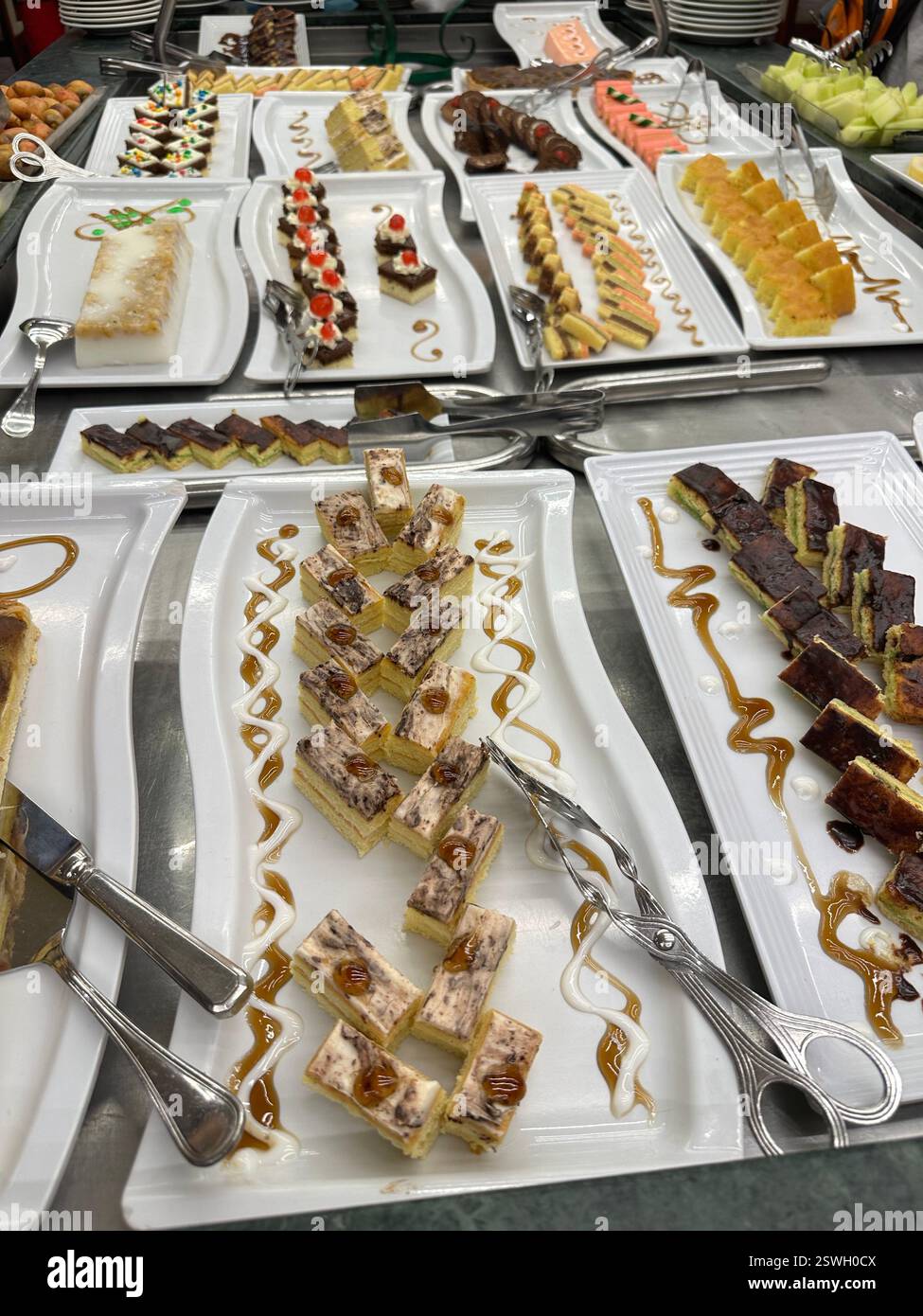 Variété de gâteaux comme dessert et melon exposés lors d'une croisière sur le Nil, Egypte Banque D'Images