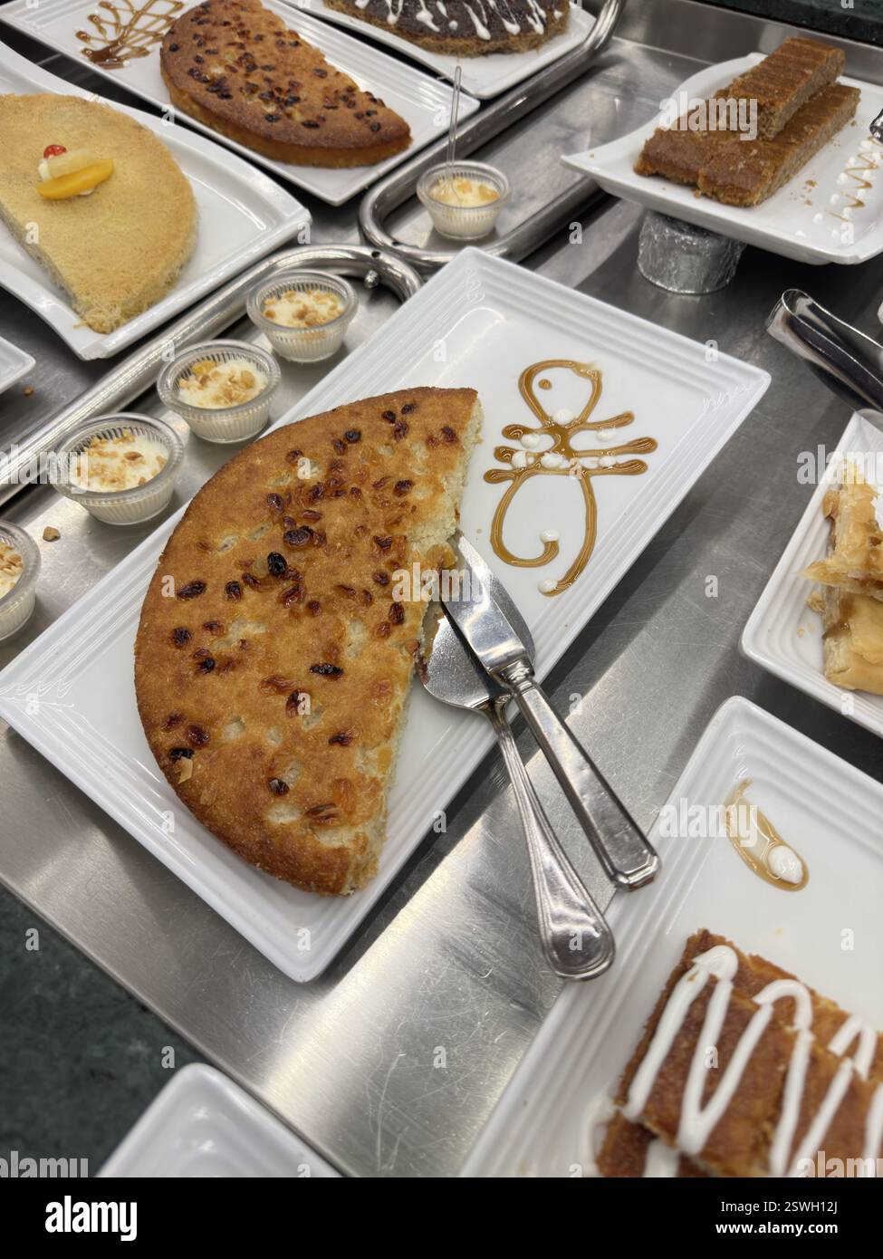 Variété de gâteaux comme dessert sur l'affichage lors d'une croisière sur le Nil, Egypte Banque D'Images