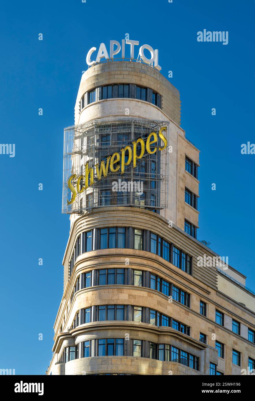 Le monument, tour Art déco du Capitole Gran Vía Cinema Building à Madrid. Inaugurée en 1933, la tour abrite également le panneau géant Schweppes au néon. Banque D'Images