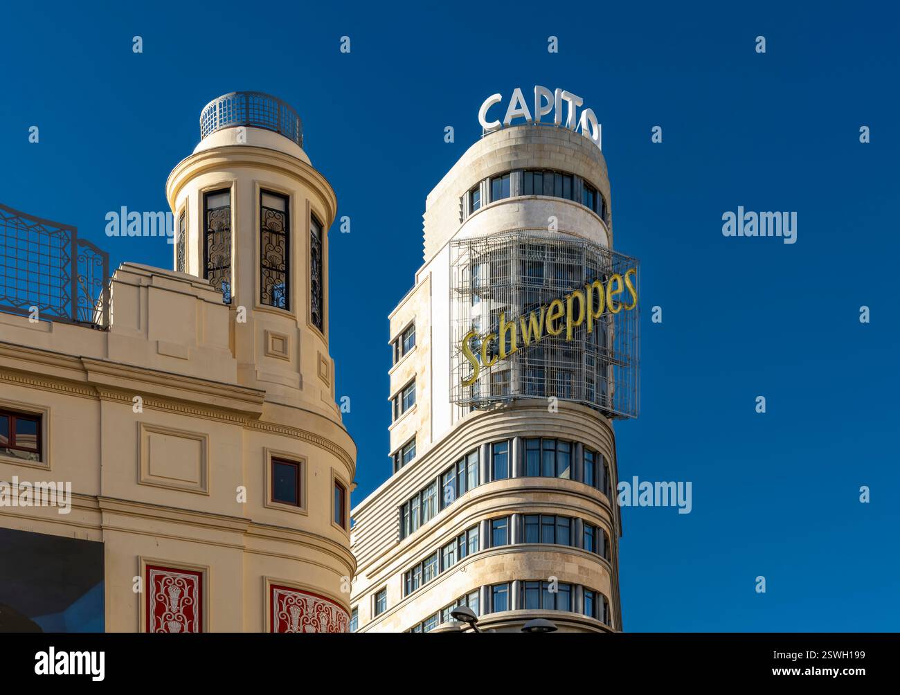 Le monument, tour Art déco du Capitole Gran Vía Cinema Building à Madrid. Inaugurée en 1933, la tour abrite également le panneau géant Schweppes au néon. Banque D'Images