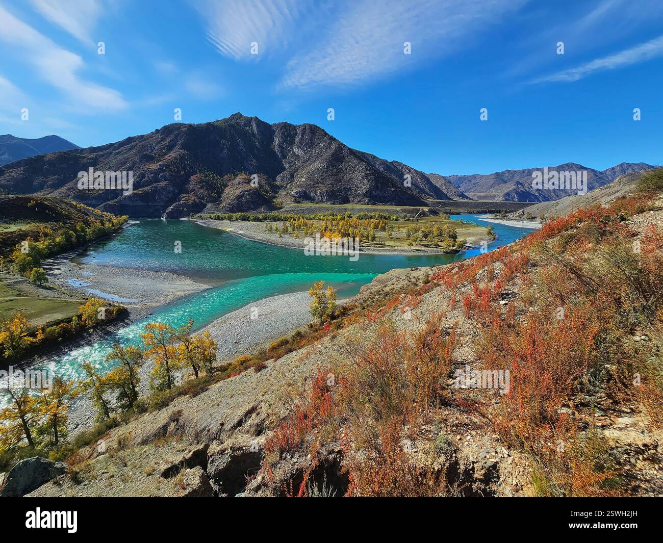 La confluence de deux rivières, Katun et Chuya, le célèbre lieu touristique dans les montagnes de l'Altaï, automne en Sibérie, Russie Banque D'Images