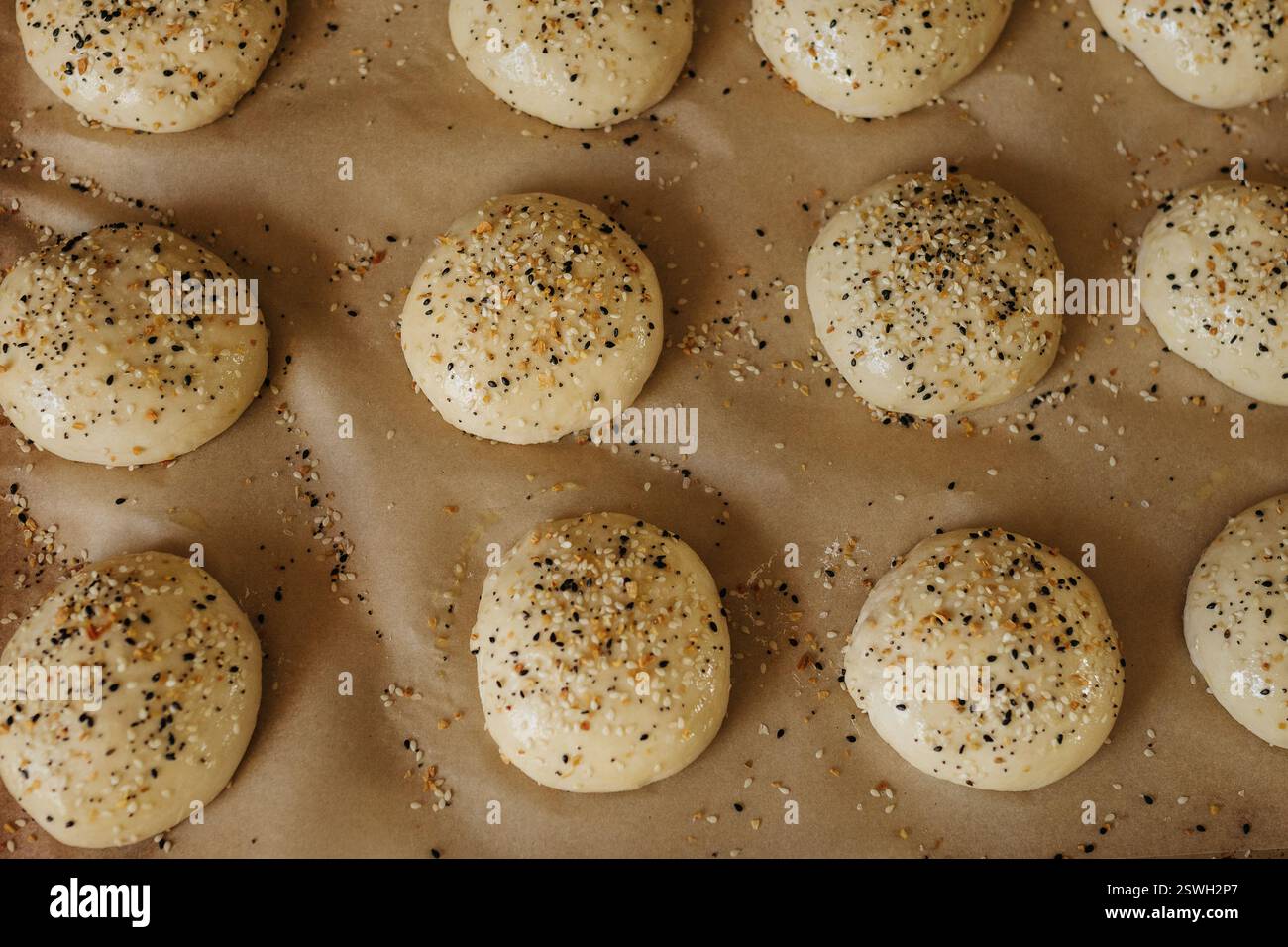 Vue aérienne des petits pains au levain avec tout l'assaisonnement bagel Banque D'Images
