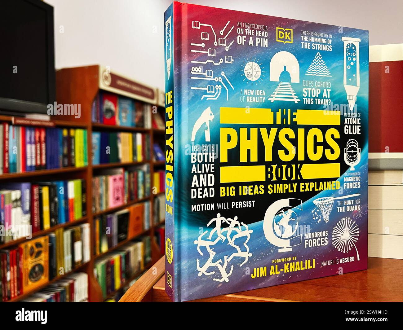 Lviv, Ukraine - 20 février 2025 : grandes idées simplement expliquées. Livre de physique sur une étagère, présentant des concepts théoriques, capturés dans une bibliothèque confortable. Banque D'Images