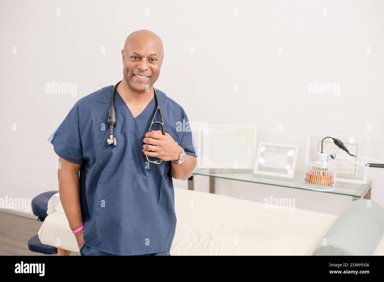 Professionnel de santé souriant en gommage bleu Banque D'Images