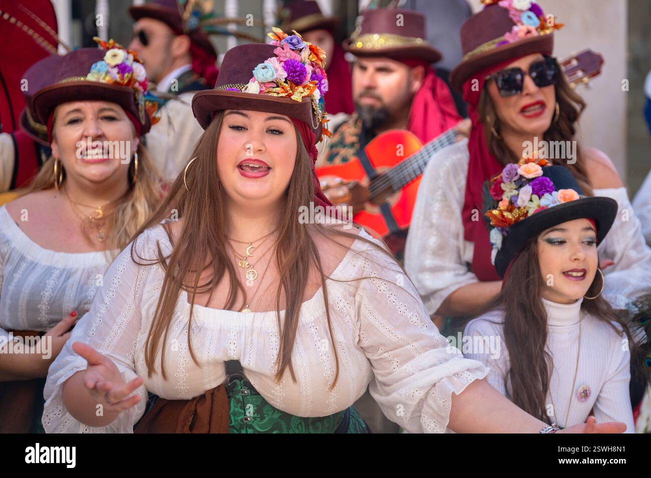 L'image montre un groupe de personnes portant des tenues traditionnelles ou festives, éventuellement lors d'un événement culturel ou historique, d'un festival ou d'un défilé. Le Banque D'Images