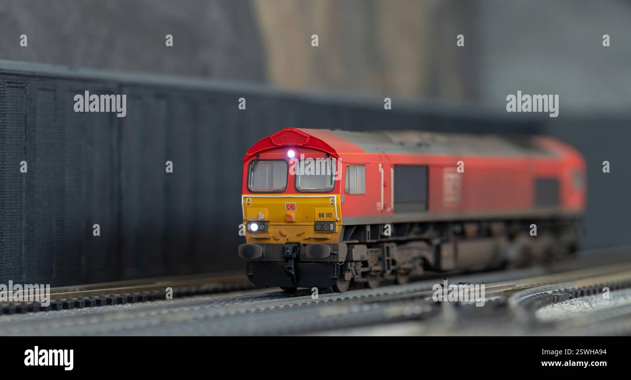 Locomotive diesel de classe 66 livrée DB, modèle à l'échelle de calibre 00, altérée par les intempéries Banque D'Images