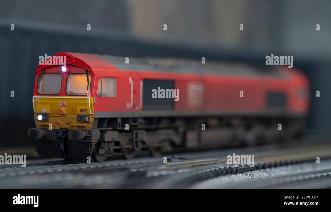 Locomotive diesel de classe 66 livrée DB, modèle à l'échelle de calibre 00, altérée par les intempéries Banque D'Images