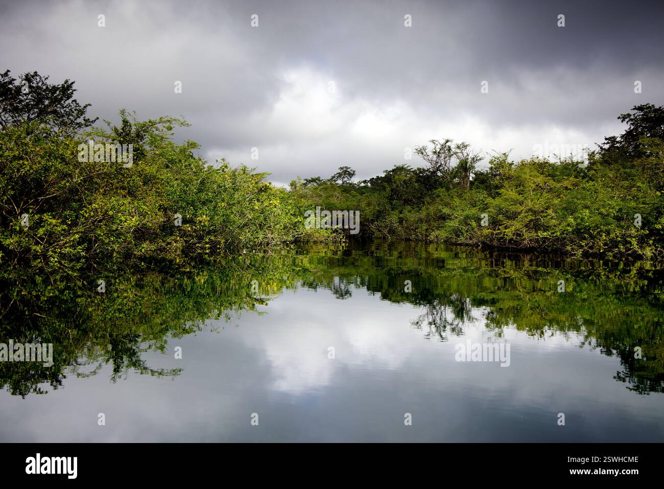 La splendide eau du cratère Azul près de Flores, Guatemala Banque D'Images