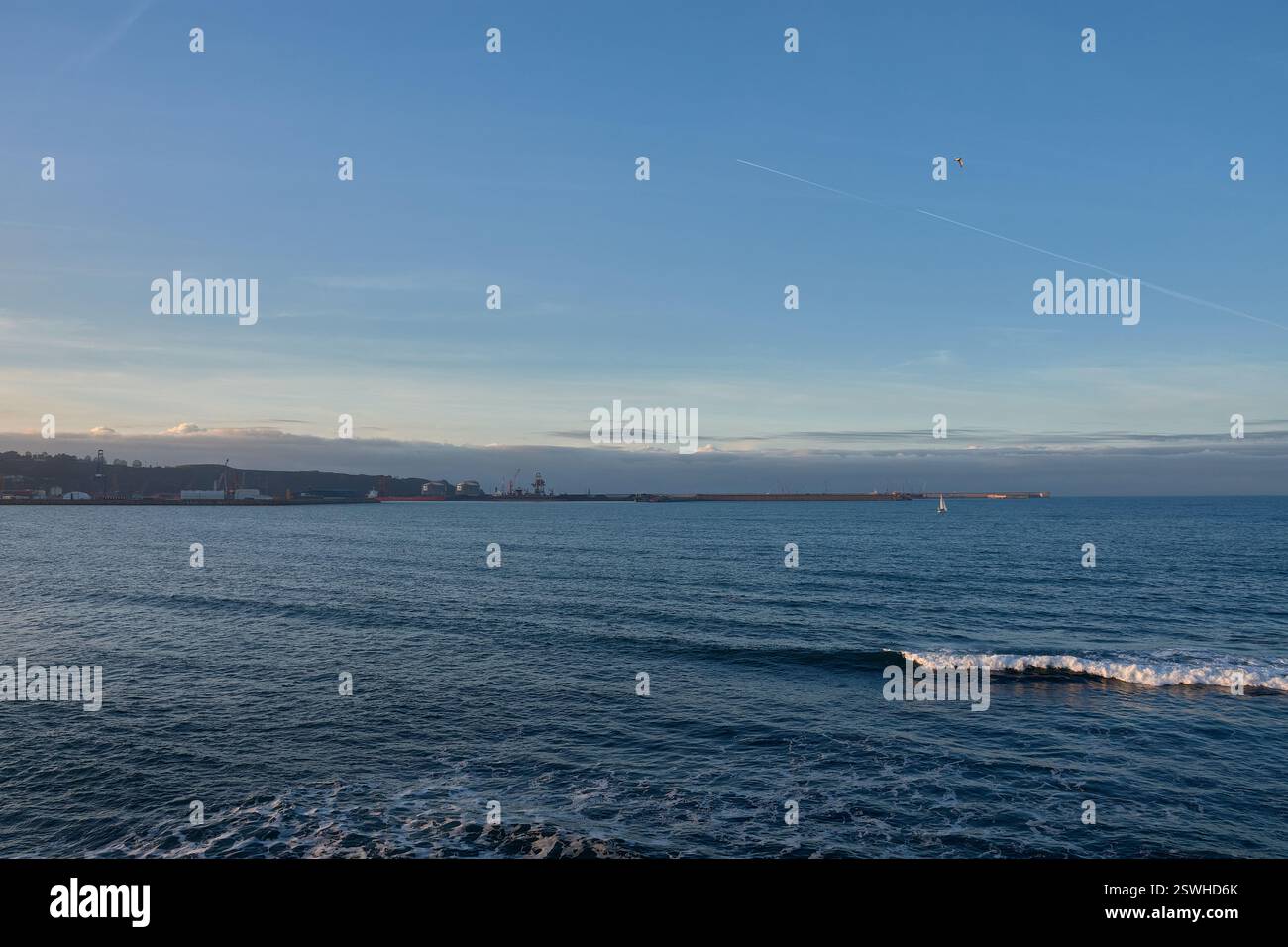 Cette photo capture une vue panoramique de Gijon, en Espagne, mettant en valeur sa zone industrielle depuis un point de vue élevé. L'image met en évidence le SC Banque D'Images