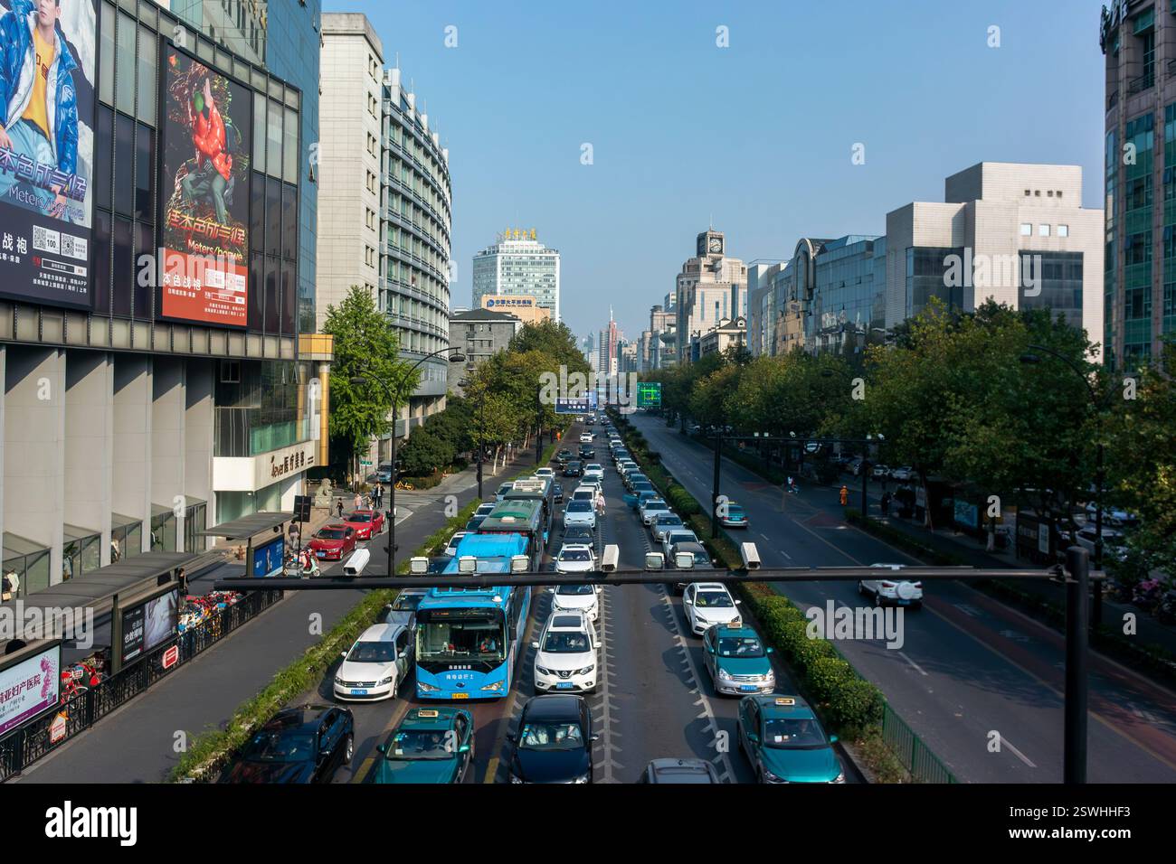 Hangzhou, Chine, vue grand angle, grand angle, scène de rue, voitures, Traffic Jam, dans le centre-ville Banque D'Images