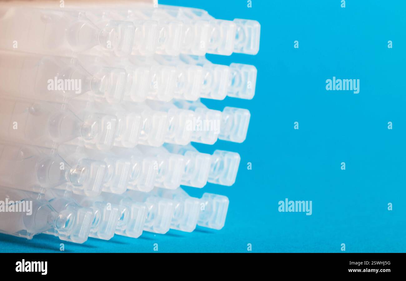 Tubes avec un probiotique de nouvelle génération sur fond bleu pour le traitement des maladies intestinales. Restauration de la microflore intestinale au cours de la dysba Banque D'Images