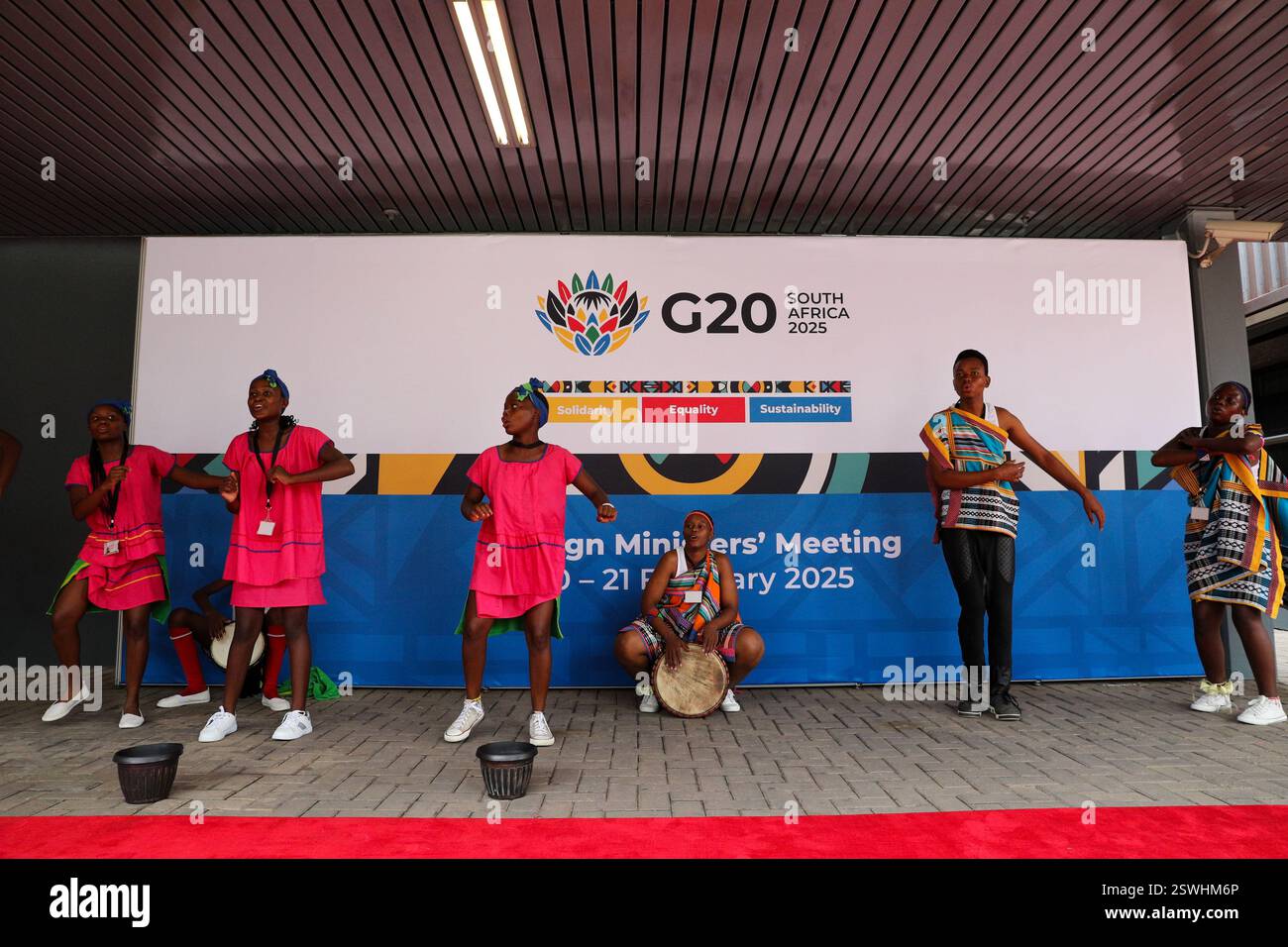 Johannesburg, Afrique du Sud. 20 février 2025. Des artistes dansent à l'intérieur du lieu de la réunion des ministres des Affaires étrangères du Groupe des 20 (G20) à Johannesburg, Afrique du Sud, le 20 février 2025. Le ministre chinois des Affaires étrangères Wang Yi, également membre du Bureau politique du Comité central du Parti communiste chinois, a assisté jeudi à la réunion des ministres des Affaires étrangères du G20 qui s'est tenue à Johannesburg. Le ministre sud-africain des relations internationales et de la coopération Ronald Lamola a présidé la réunion. Crédit : Zhang Yudong/Xinhua/Alamy Live News Banque D'Images