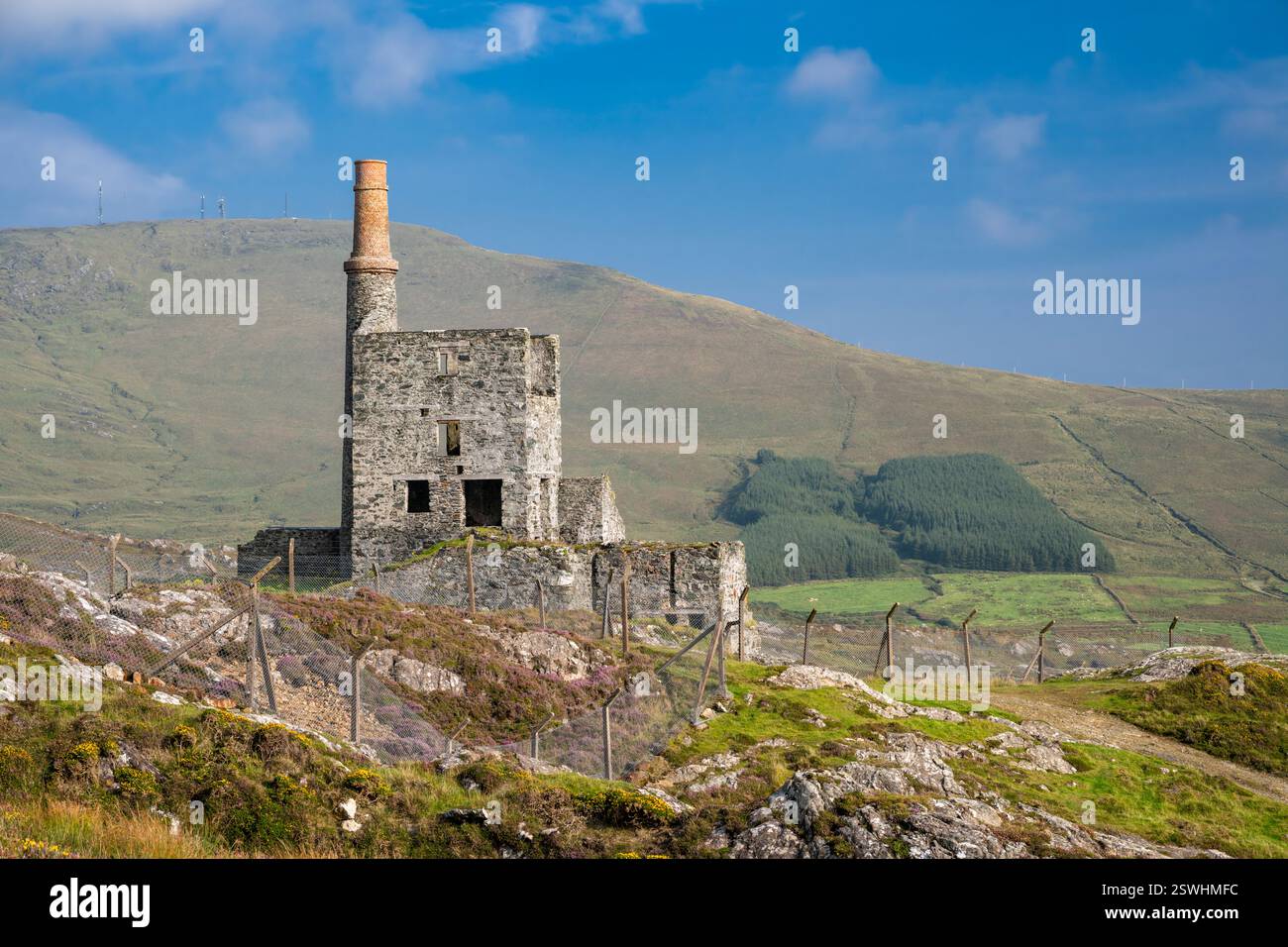 Mountain mine, une maison de moteur de Cornouailles abandonnée du XIXe siècle autrefois utilisée pour l'exploitation du cuivre avec Knockoura Hill en arrière-plan Banque D'Images